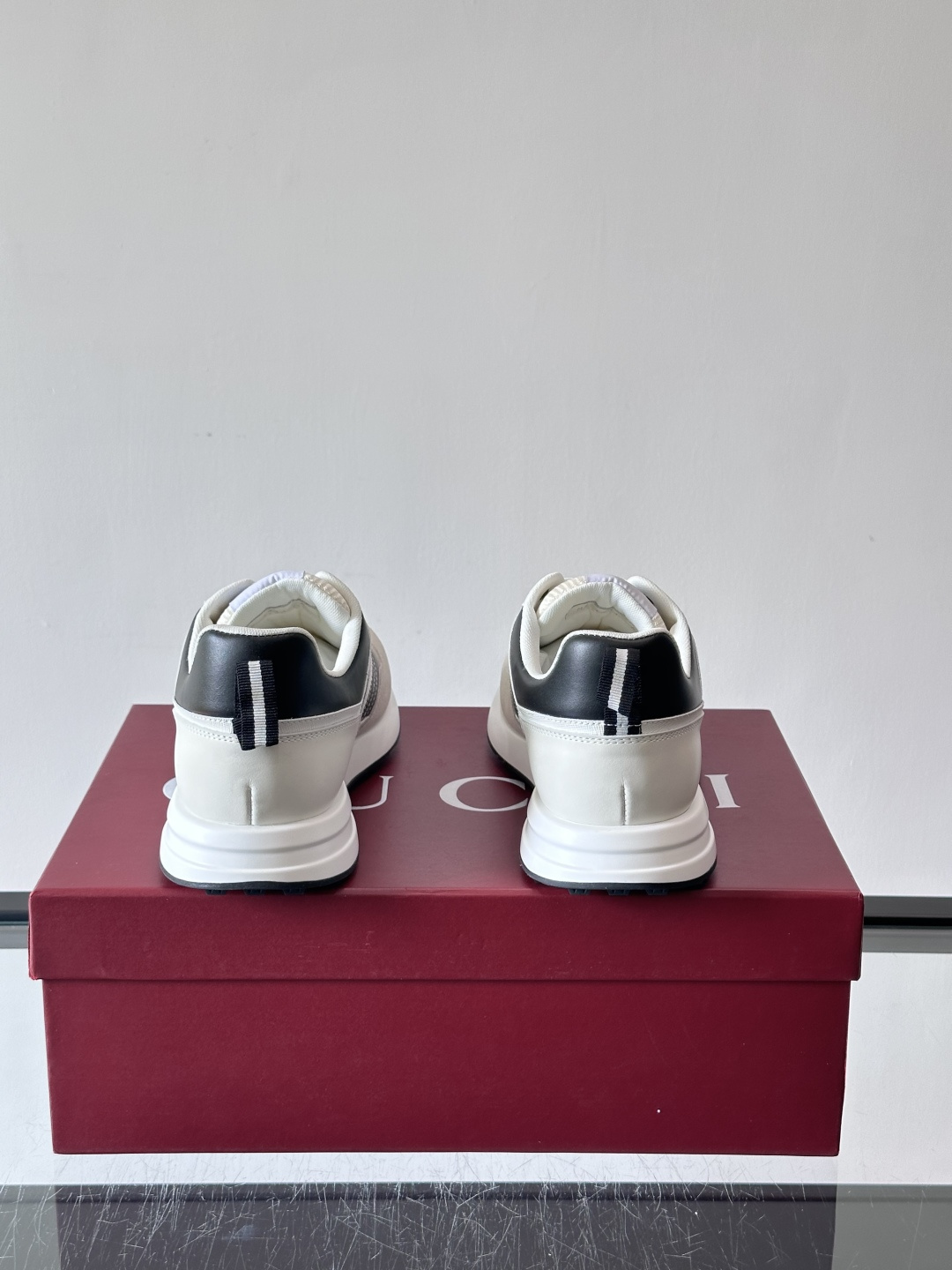 Gucci经典的老爹鞋，采用冲孔与皮革拼接设计，鞋身侧面有品牌标志性双G压印，搭配厚底设计，兼具舒适度与