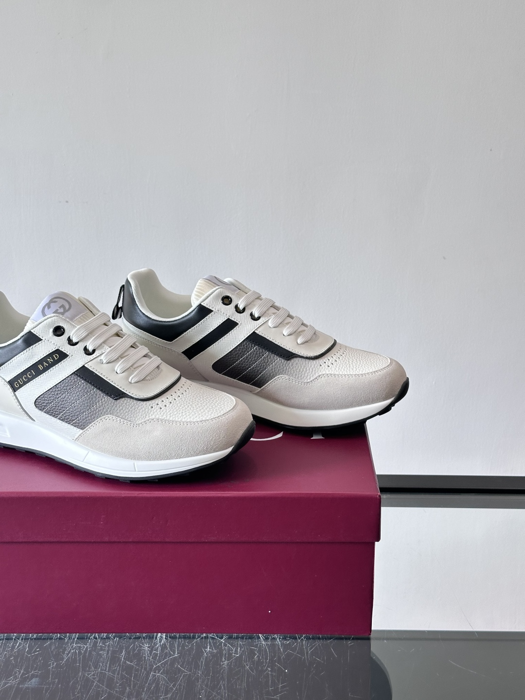 Gucci经典的老爹鞋，采用冲孔与皮革拼接设计，鞋身侧面有品牌标志性双G压印，搭配厚底设计，兼具舒适度与