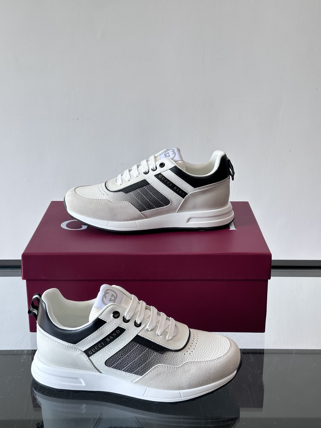 Gucci经典的老爹鞋，采用冲孔与皮革拼接设计，鞋身侧面有品牌标志性双G压印，搭配厚底设计，兼具舒适度与