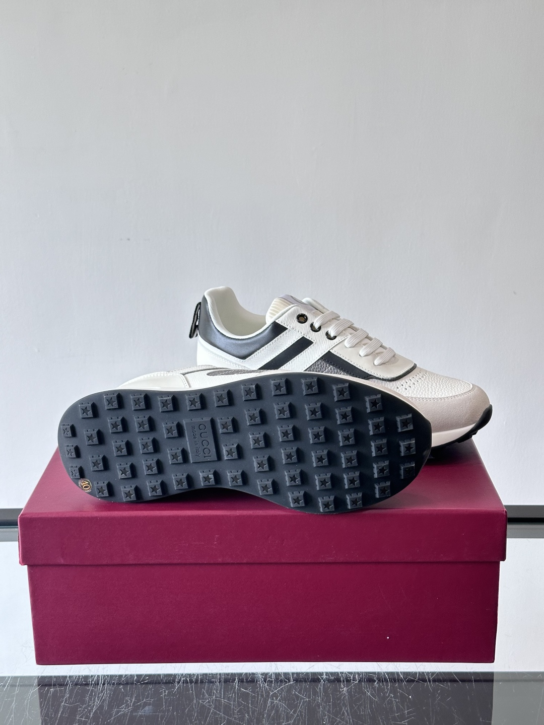 Gucci经典的老爹鞋，采用冲孔与皮革拼接设计，鞋身侧面有品牌标志性双G压印，搭配厚底设计，兼具舒适度与