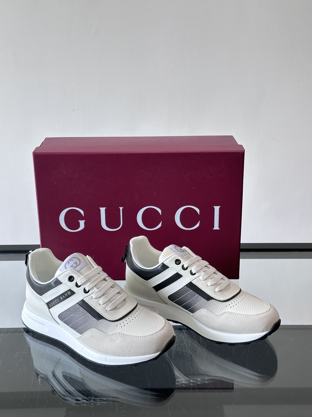 Gucci经典的老爹鞋，采用冲孔与皮革拼接设计，鞋身侧面有品牌标志性双G压印，搭配厚底设计，兼具舒适度与