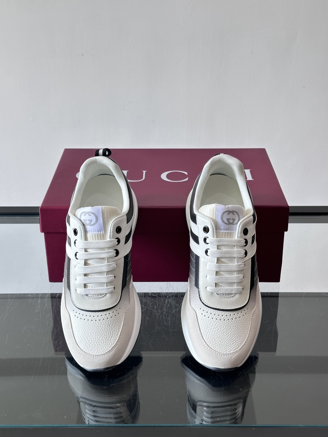 Gucci经典的老爹鞋，采用冲孔与皮革拼接设计，鞋身侧面有品牌标志性双G压印，搭配厚底设计，兼具舒适度与