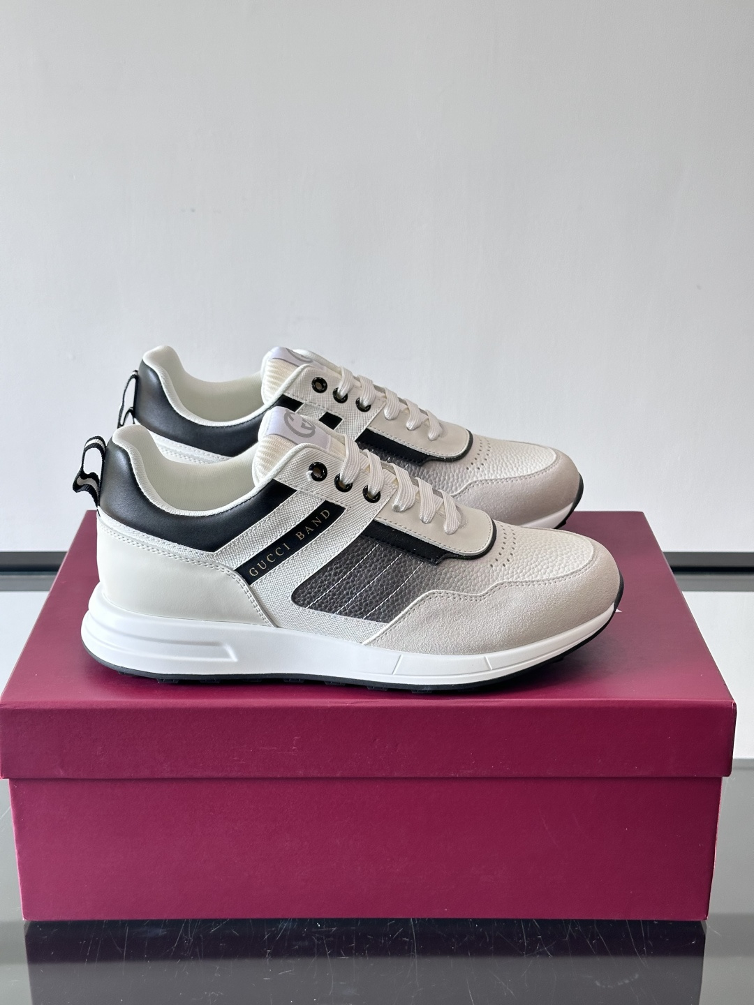 Gucci经典的老爹鞋，采用冲孔与皮革拼接设计，鞋身侧面有品牌标志性双G压印，搭配厚底设计，兼具舒适度与