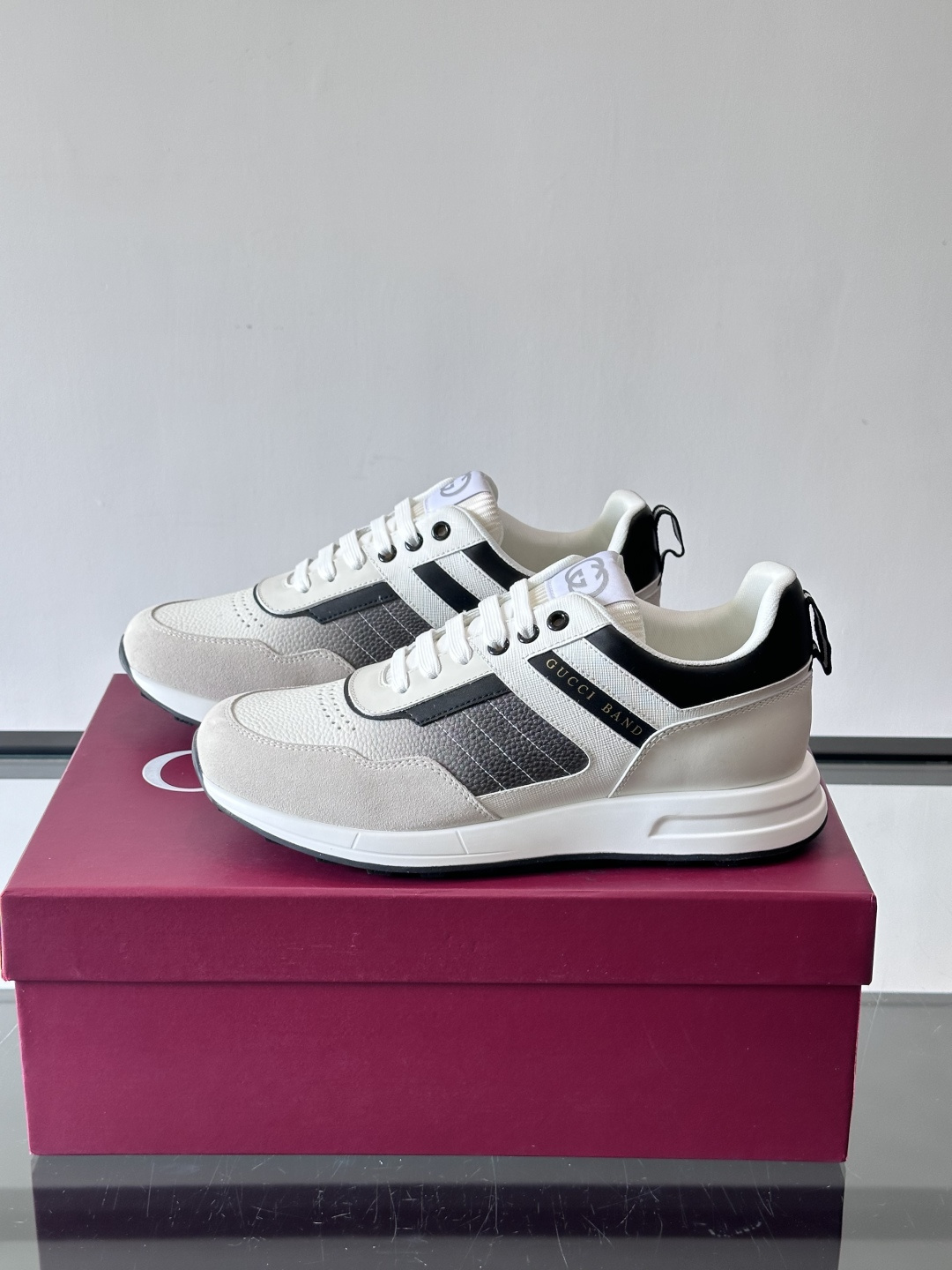 Gucci经典的老爹鞋，采用冲孔与皮革拼接设计，鞋身侧面有品牌标志性双G压印，搭配厚底设计，兼具舒适度与