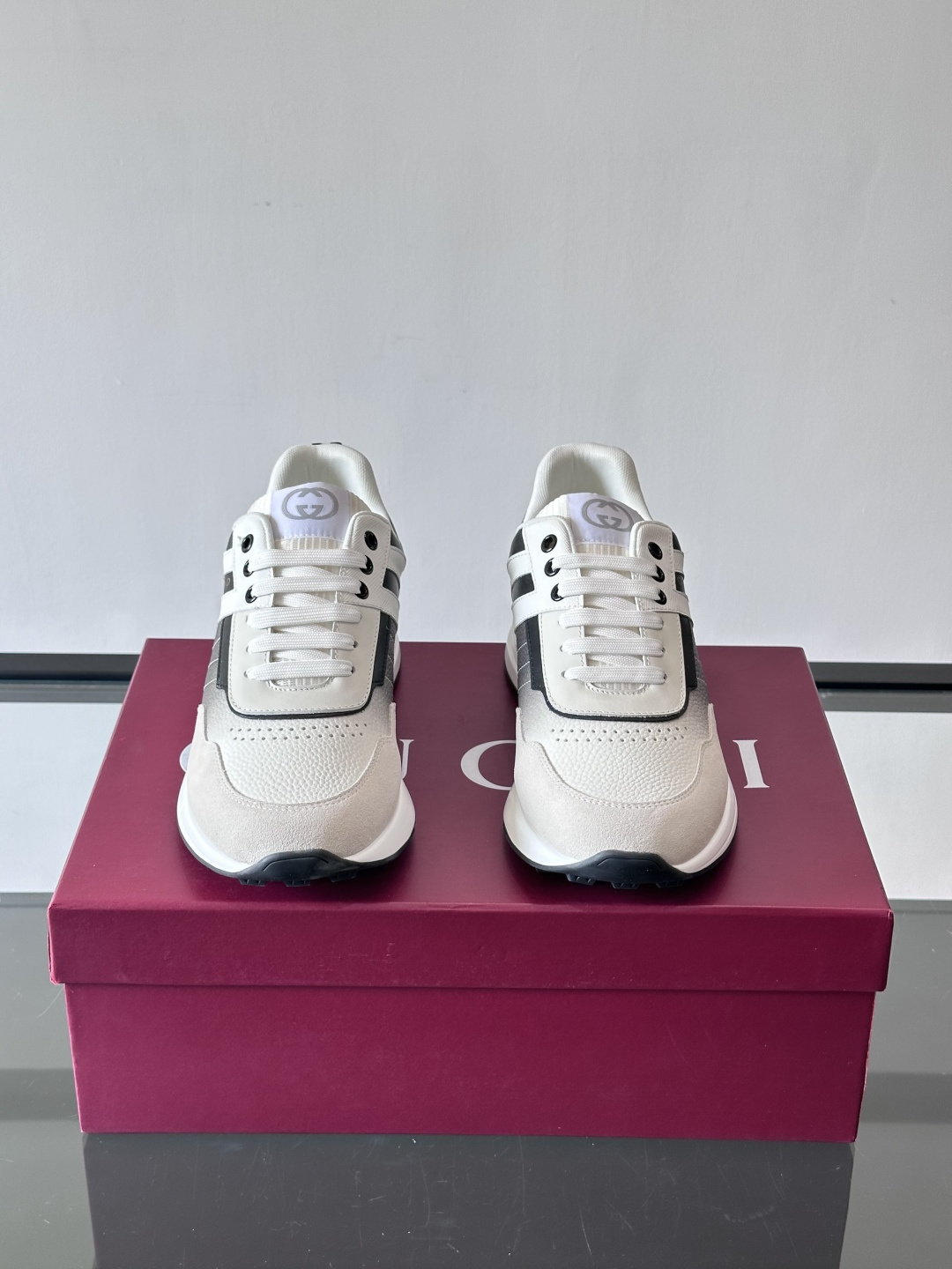 Gucci经典的老爹鞋，采用冲孔与皮革拼接设计，鞋身侧面有品牌标志性双G压印，搭配厚底设计，兼具舒适度与