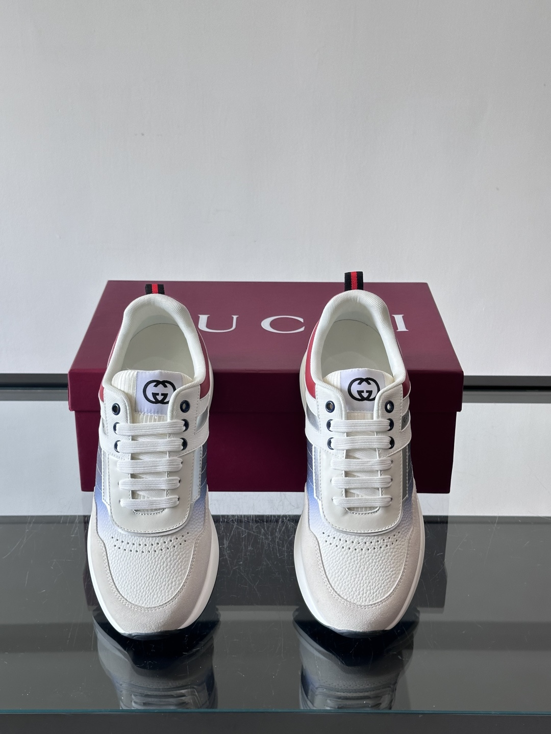 Gucci经典的老爹鞋，采用冲孔与皮革拼接设计，鞋身侧面有品牌标志性双G压印，搭配厚底设计，兼具舒适度与