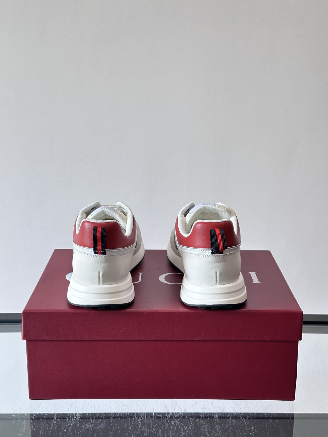 Gucci经典的老爹鞋，采用冲孔与皮革拼接设计，鞋身侧面有品牌标志性双G压印，搭配厚底设计，兼具舒适度与