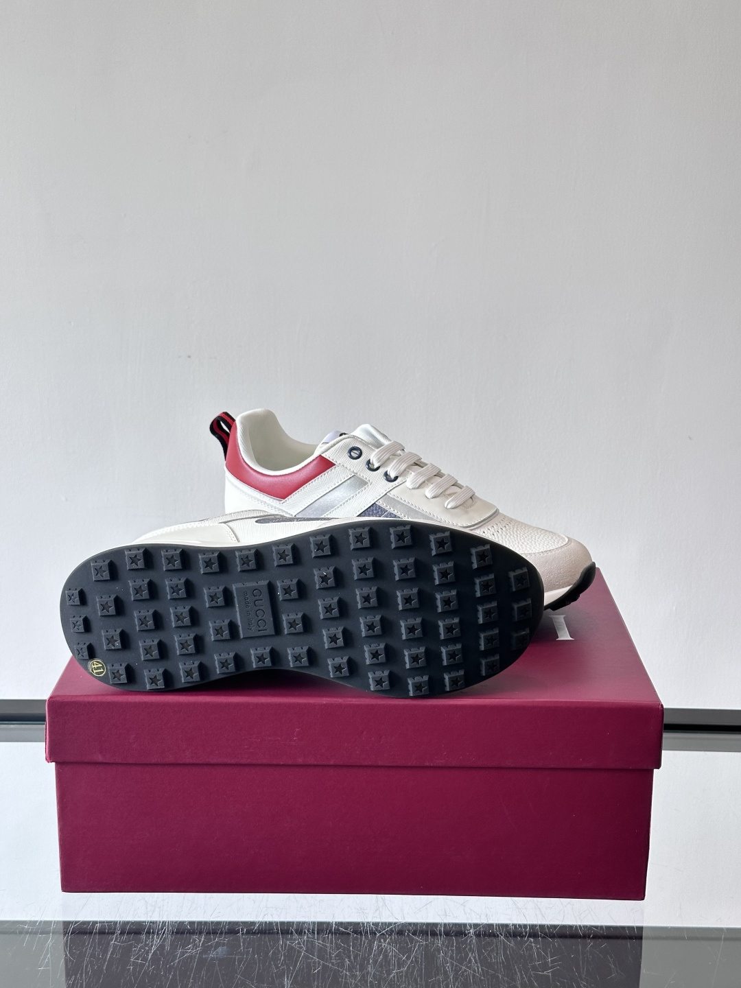 Gucci经典的老爹鞋，采用冲孔与皮革拼接设计，鞋身侧面有品牌标志性双G压印，搭配厚底设计，兼具舒适度与