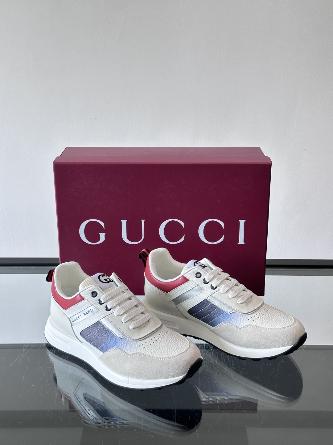 Gucci经典的老爹鞋，采用冲孔与皮革拼接设计，鞋身侧面有品牌标志性双G压印，搭配厚底设计，兼具舒适度与