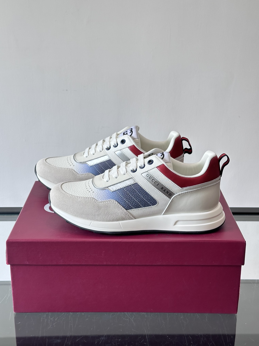 Gucci经典的老爹鞋，采用冲孔与皮革拼接设计，鞋身侧面有品牌标志性双G压印，搭配厚底设计，兼具舒适度与