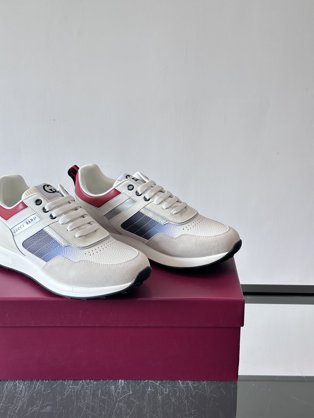 Gucci经典的老爹鞋，采用冲孔与皮革拼接设计，鞋身侧面有品牌标志性双G压印，搭配厚底设计，兼具舒适度与