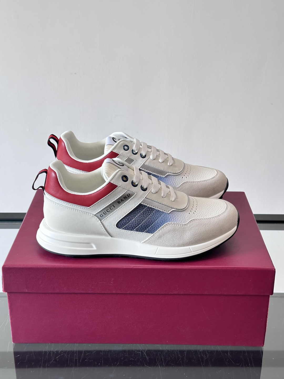 Gucci经典的老爹鞋，采用冲孔与皮革拼接设计，鞋身侧面有品牌标志性双G压印，搭配厚底设计，兼具舒适度与