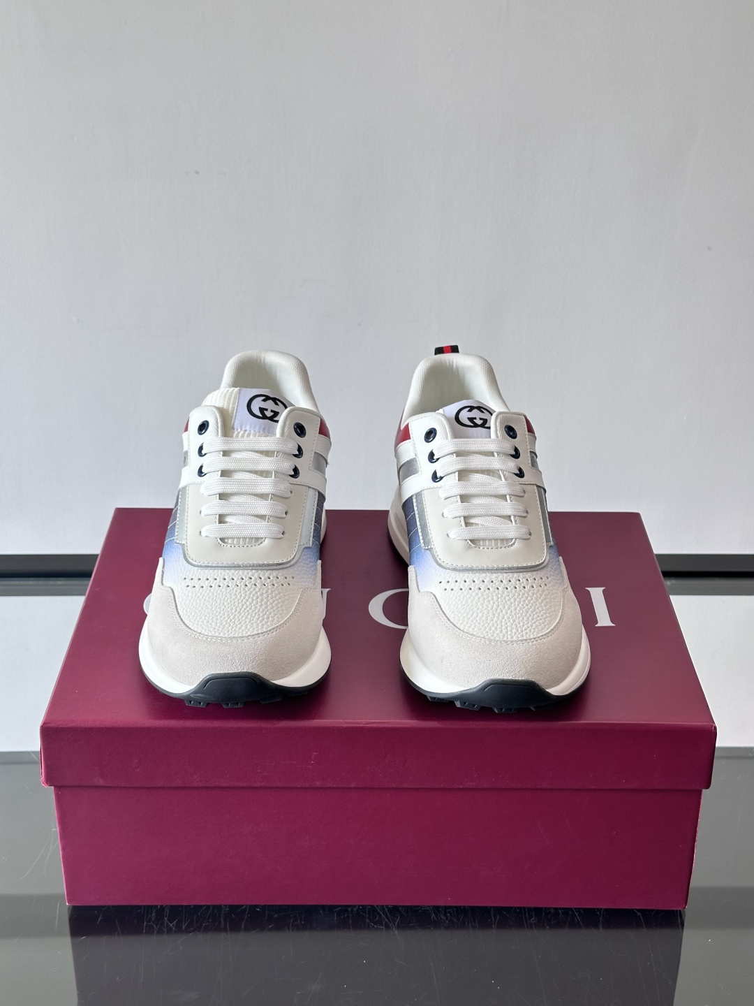 Gucci经典的老爹鞋，采用冲孔与皮革拼接设计，鞋身侧面有品牌标志性双G压印，搭配厚底设计，兼具舒适度与