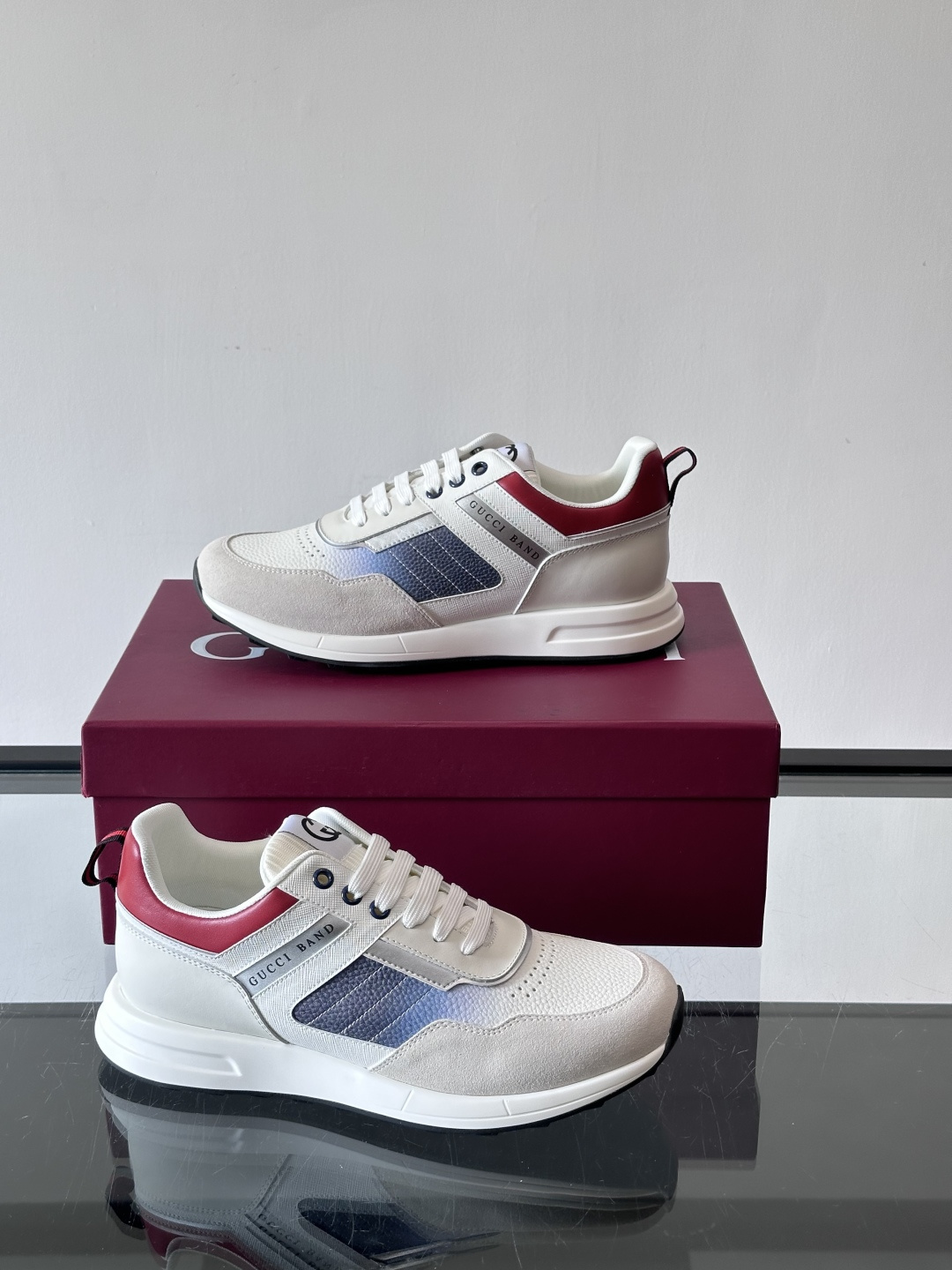 Gucci经典的老爹鞋，采用冲孔与皮革拼接设计，鞋身侧面有品牌标志性双G压印，搭配厚底设计，兼具舒适度与