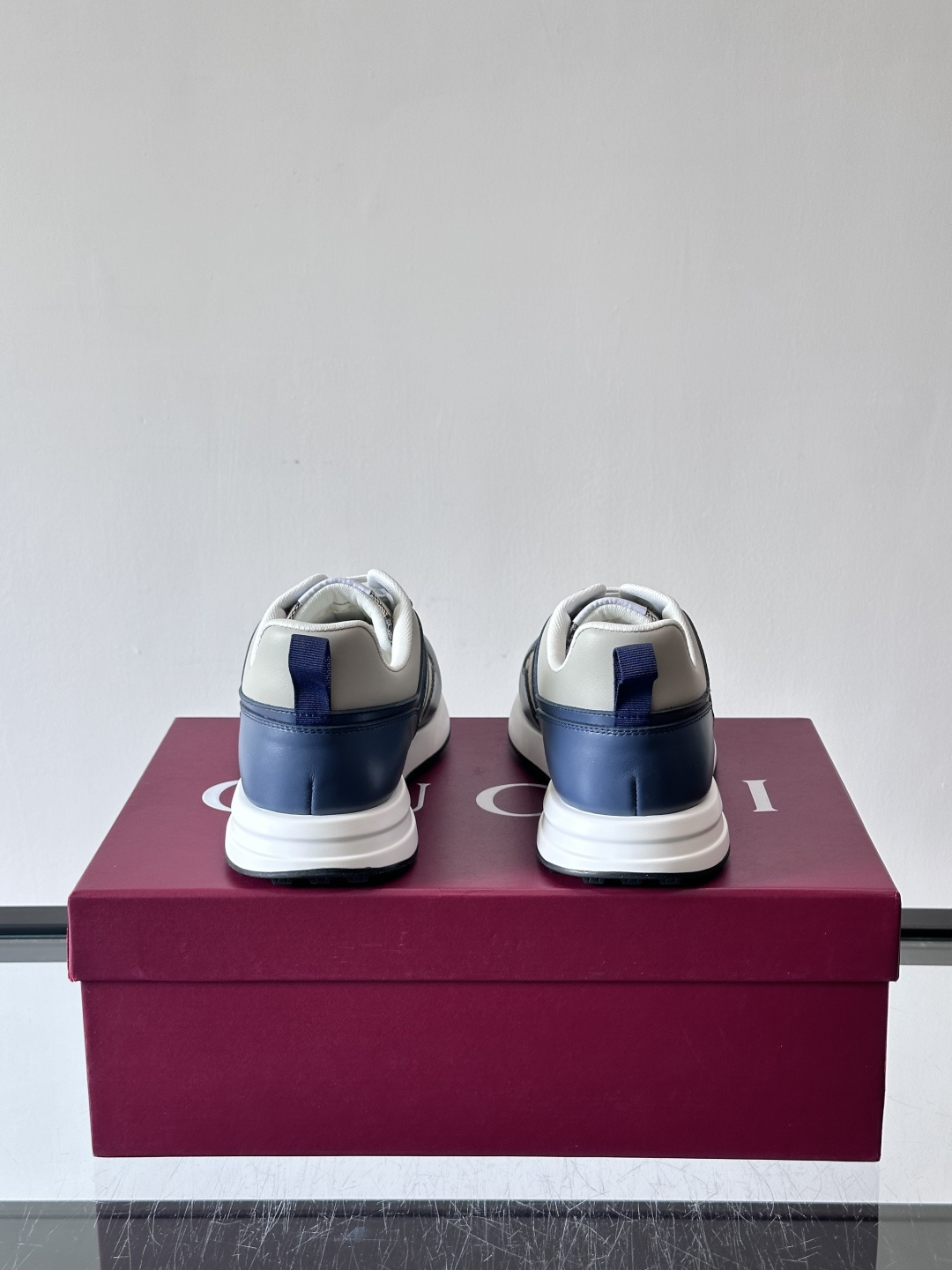 Gucci经典的老爹鞋，采用冲孔与皮革拼接设计，鞋身侧面有品牌标志性双G压印，搭配厚底设计，兼具舒适度与