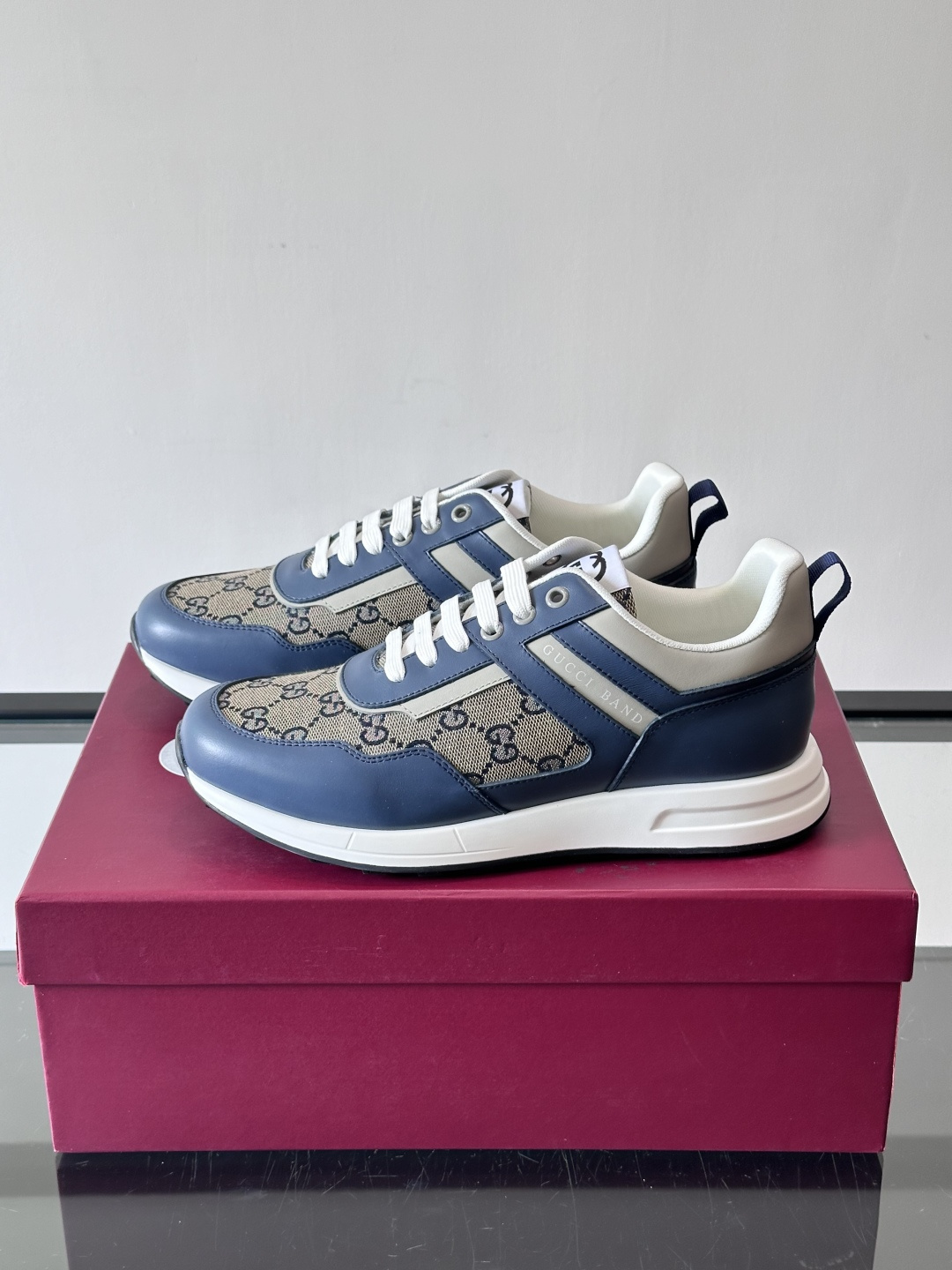 Gucci经典的老爹鞋，采用冲孔与皮革拼接设计，鞋身侧面有品牌标志性双G压印，搭配厚底设计，兼具舒适度与