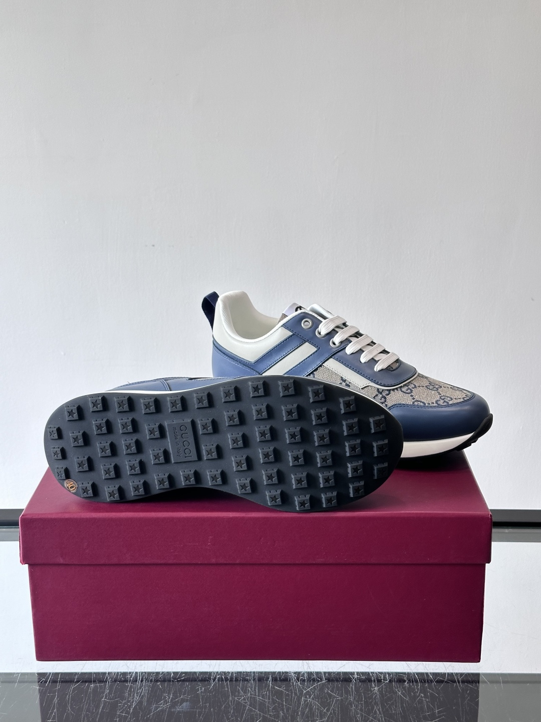 Gucci经典的老爹鞋，采用冲孔与皮革拼接设计，鞋身侧面有品牌标志性双G压印，搭配厚底设计，兼具舒适度与