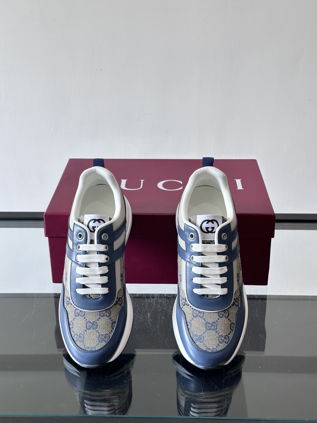 Gucci经典的老爹鞋，采用冲孔与皮革拼接设计，鞋身侧面有品牌标志性双G压印，搭配厚底设计，兼具舒适度与