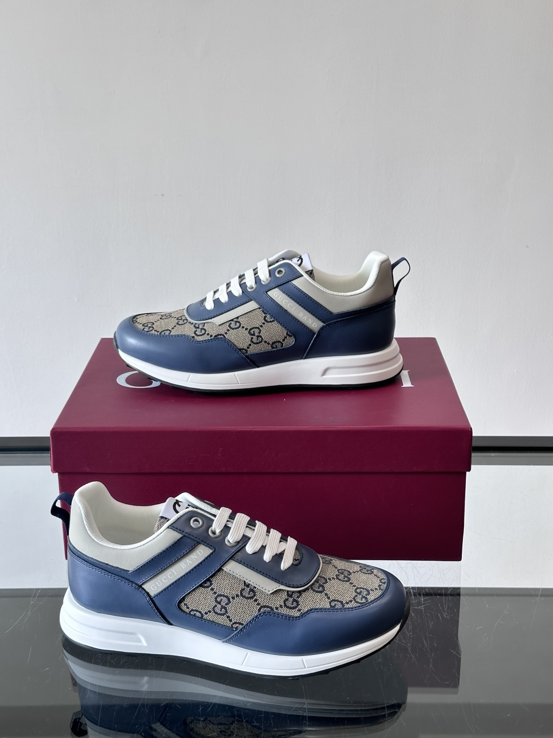 Gucci经典的老爹鞋，采用冲孔与皮革拼接设计，鞋身侧面有品牌标志性双G压印，搭配厚底设计，兼具舒适度与