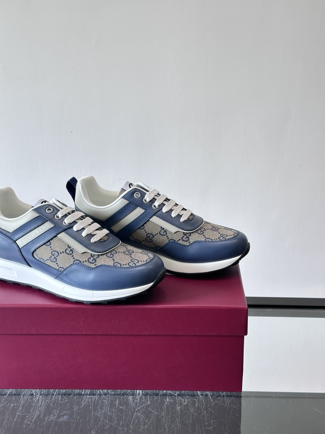 Gucci经典的老爹鞋，采用冲孔与皮革拼接设计，鞋身侧面有品牌标志性双G压印，搭配厚底设计，兼具舒适度与