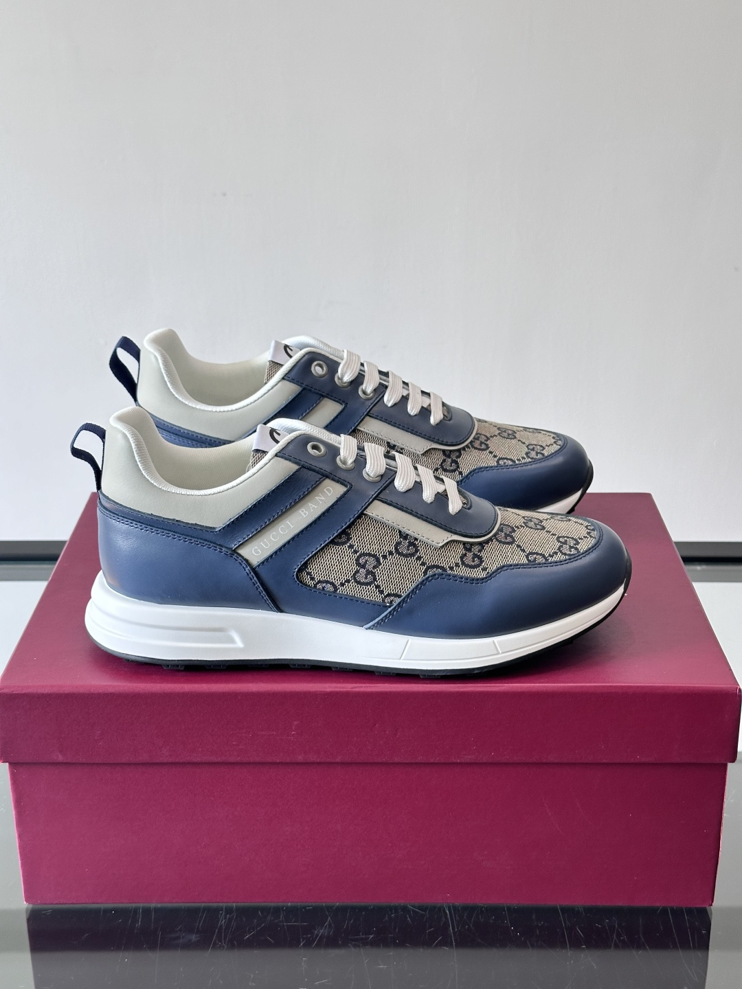 Gucci经典的老爹鞋，采用冲孔与皮革拼接设计，鞋身侧面有品牌标志性双G压印，搭配厚底设计，兼具舒适度与