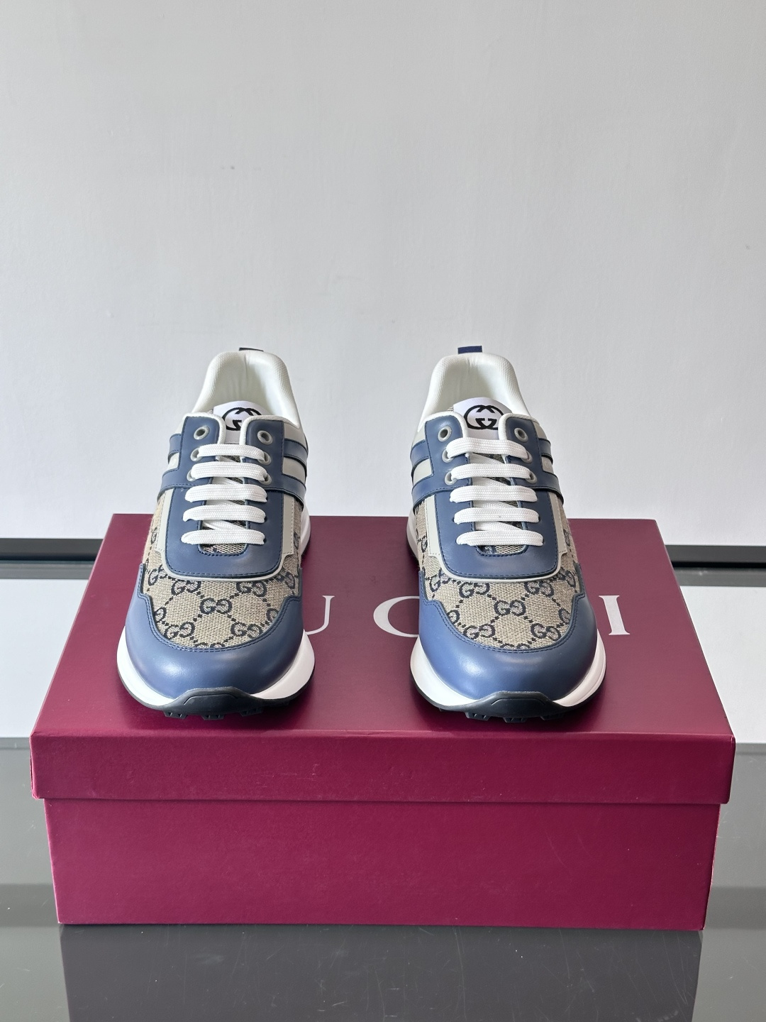 Gucci经典的老爹鞋，采用冲孔与皮革拼接设计，鞋身侧面有品牌标志性双G压印，搭配厚底设计，兼具舒适度与