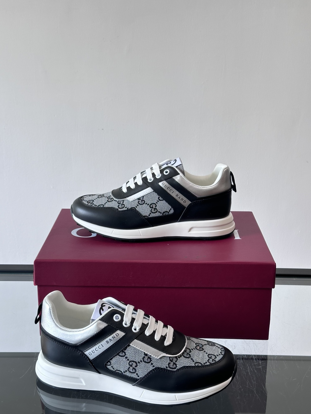 Gucci经典的老爹鞋，采用冲孔与皮革拼接设计，鞋身侧面有品牌标志性双G压印，搭配厚底设计，兼具舒适度与