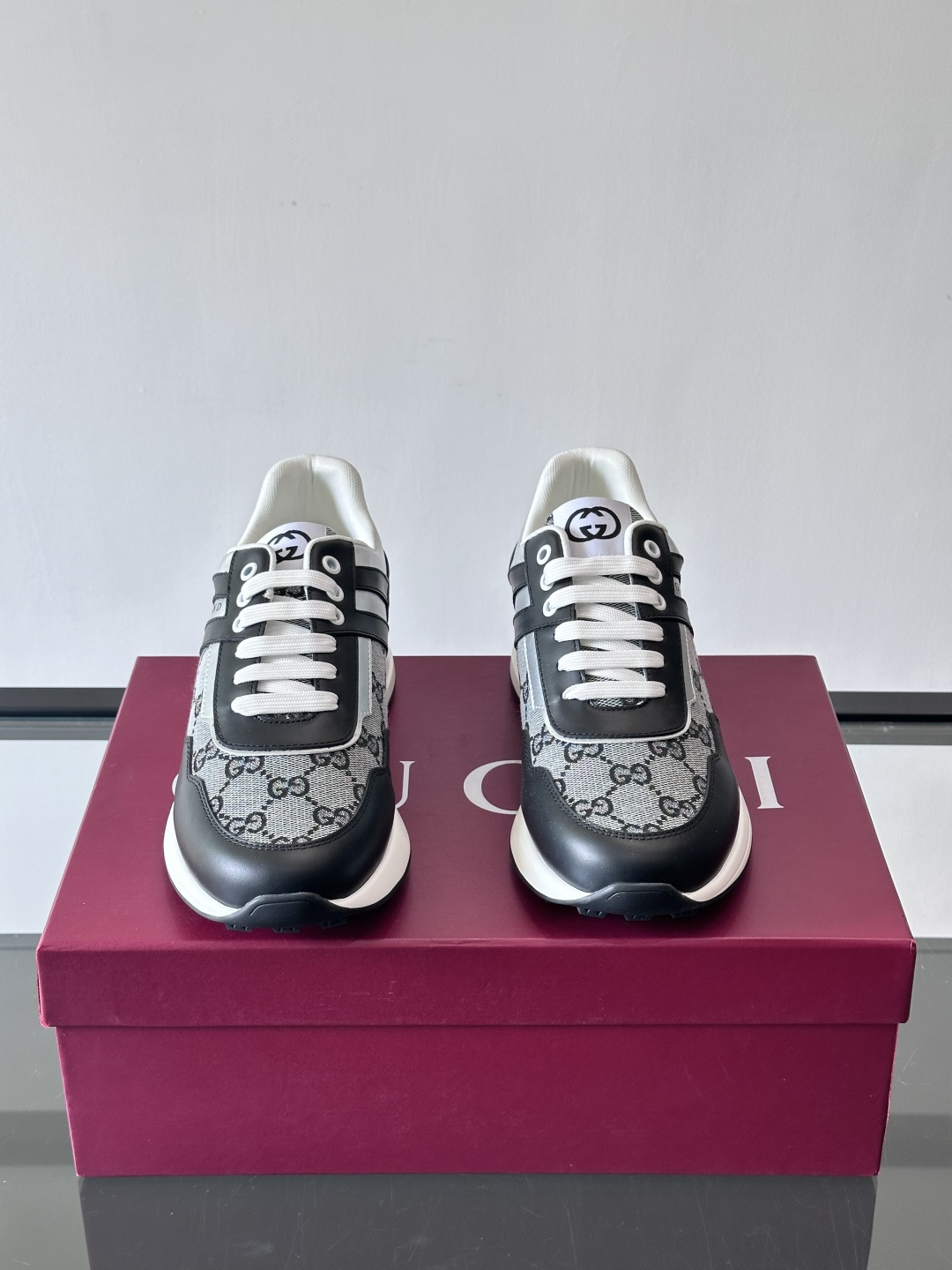 Gucci经典的老爹鞋，采用冲孔与皮革拼接设计，鞋身侧面有品牌标志性双G压印，搭配厚底设计，兼具舒适度与