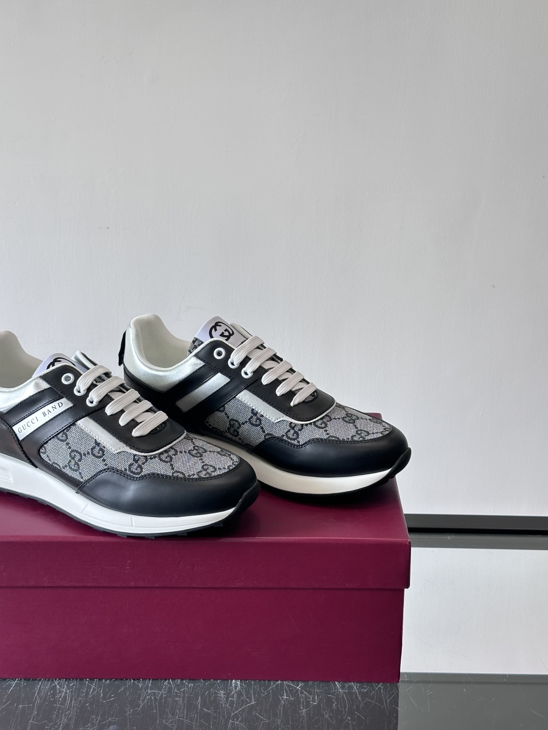 Gucci经典的老爹鞋，采用冲孔与皮革拼接设计，鞋身侧面有品牌标志性双G压印，搭配厚底设计，兼具舒适度与