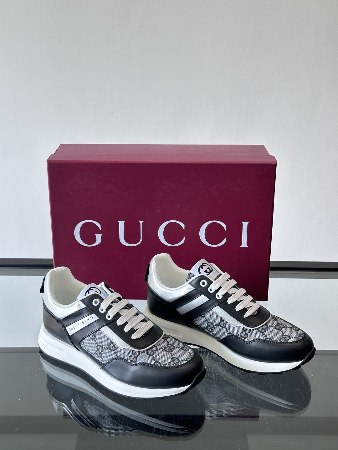 Gucci经典的老爹鞋，采用冲孔与皮革拼接设计，鞋身侧面有品牌标志性双G压印，搭配厚底设计，兼具舒适度与