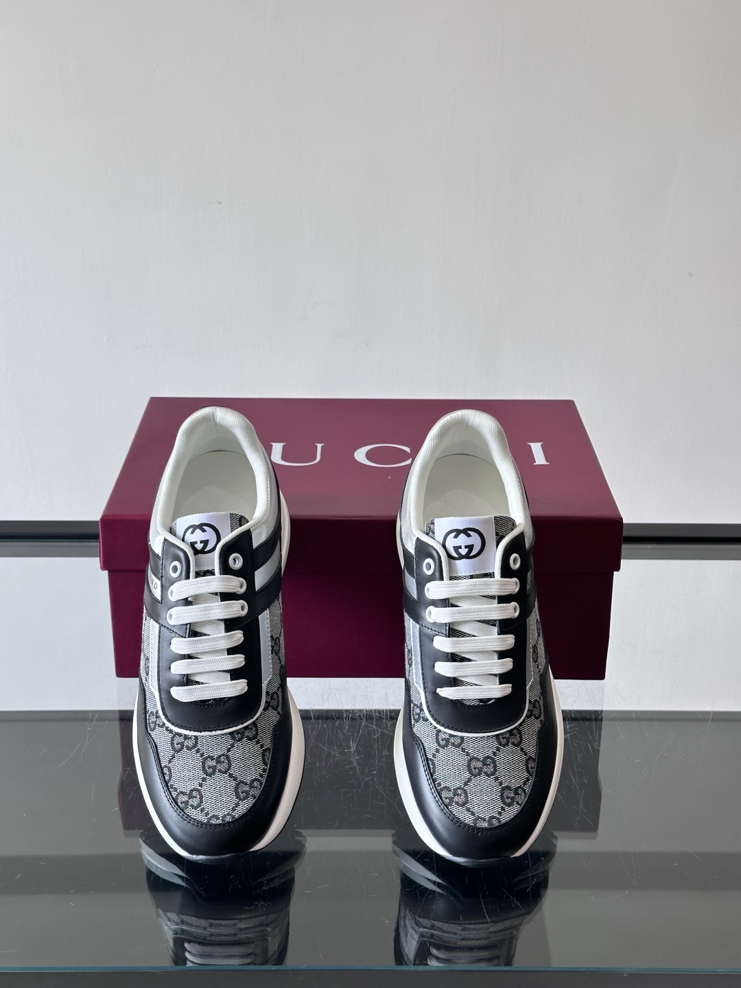 Gucci经典的老爹鞋，采用冲孔与皮革拼接设计，鞋身侧面有品牌标志性双G压印，搭配厚底设计，兼具舒适度与