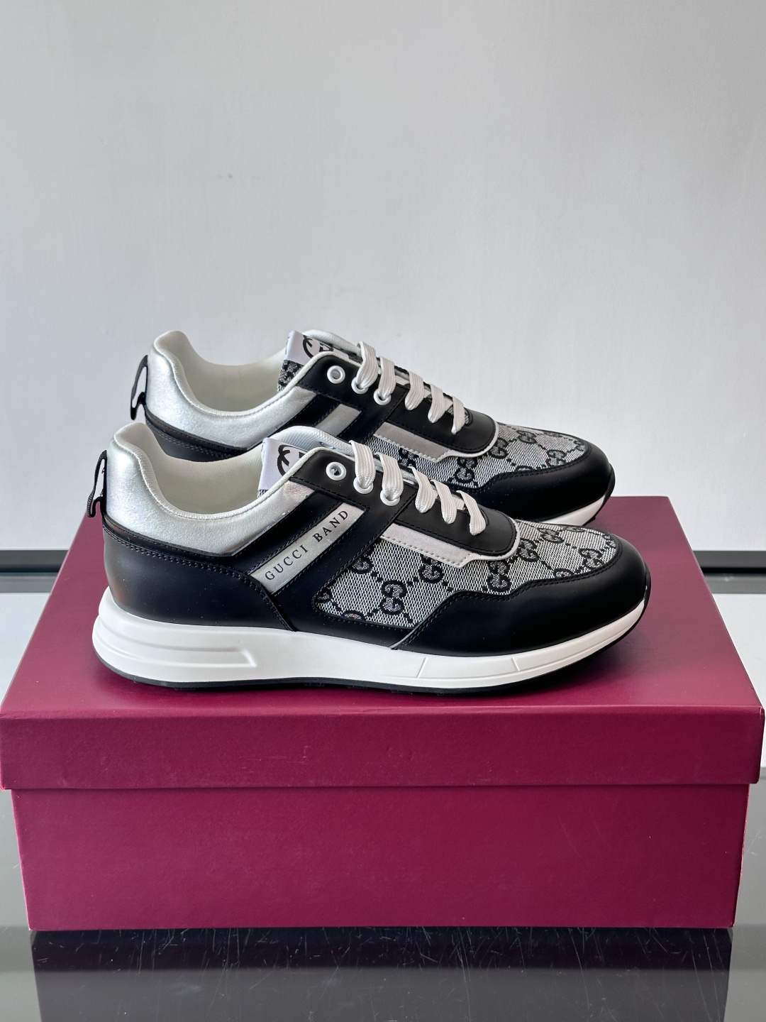 Gucci经典的老爹鞋，采用冲孔与皮革拼接设计，鞋身侧面有品牌标志性双G压印，搭配厚底设计，兼具舒适度与