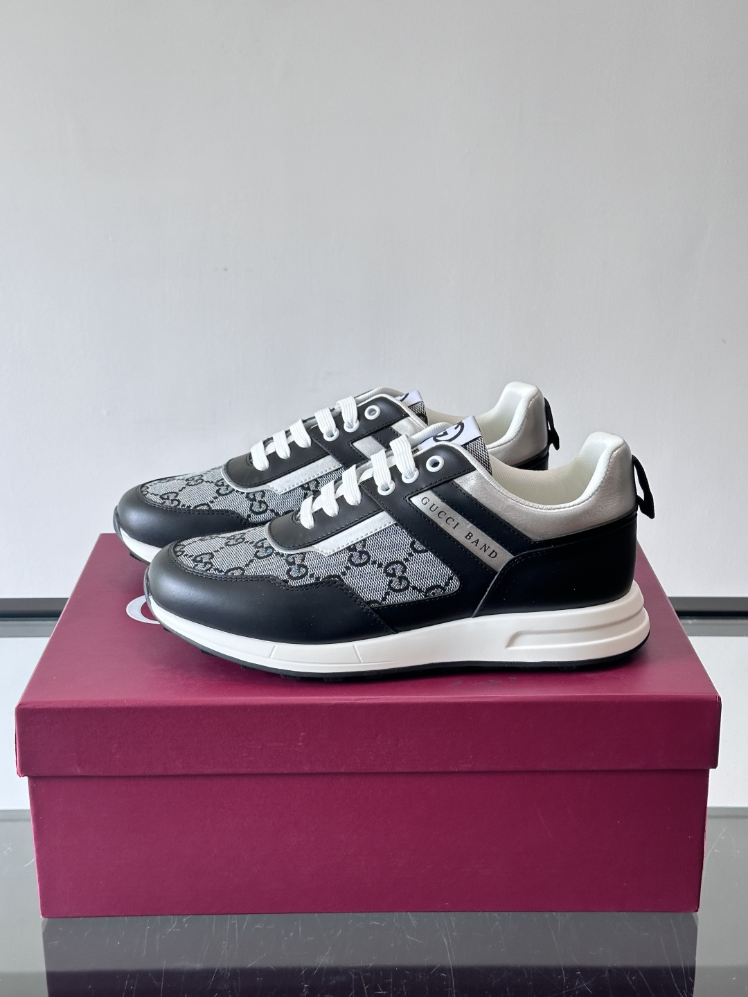 Gucci经典的老爹鞋，采用冲孔与皮革拼接设计，鞋身侧面有品牌标志性双G压印，搭配厚底设计，兼具舒适度与