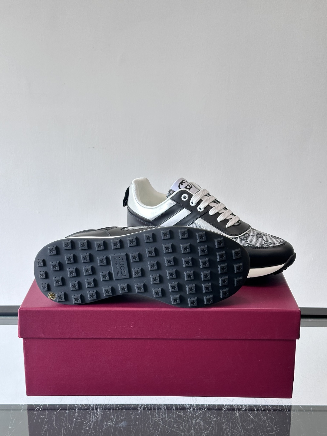 Gucci经典的老爹鞋，采用冲孔与皮革拼接设计，鞋身侧面有品牌标志性双G压印，搭配厚底设计，兼具舒适度与