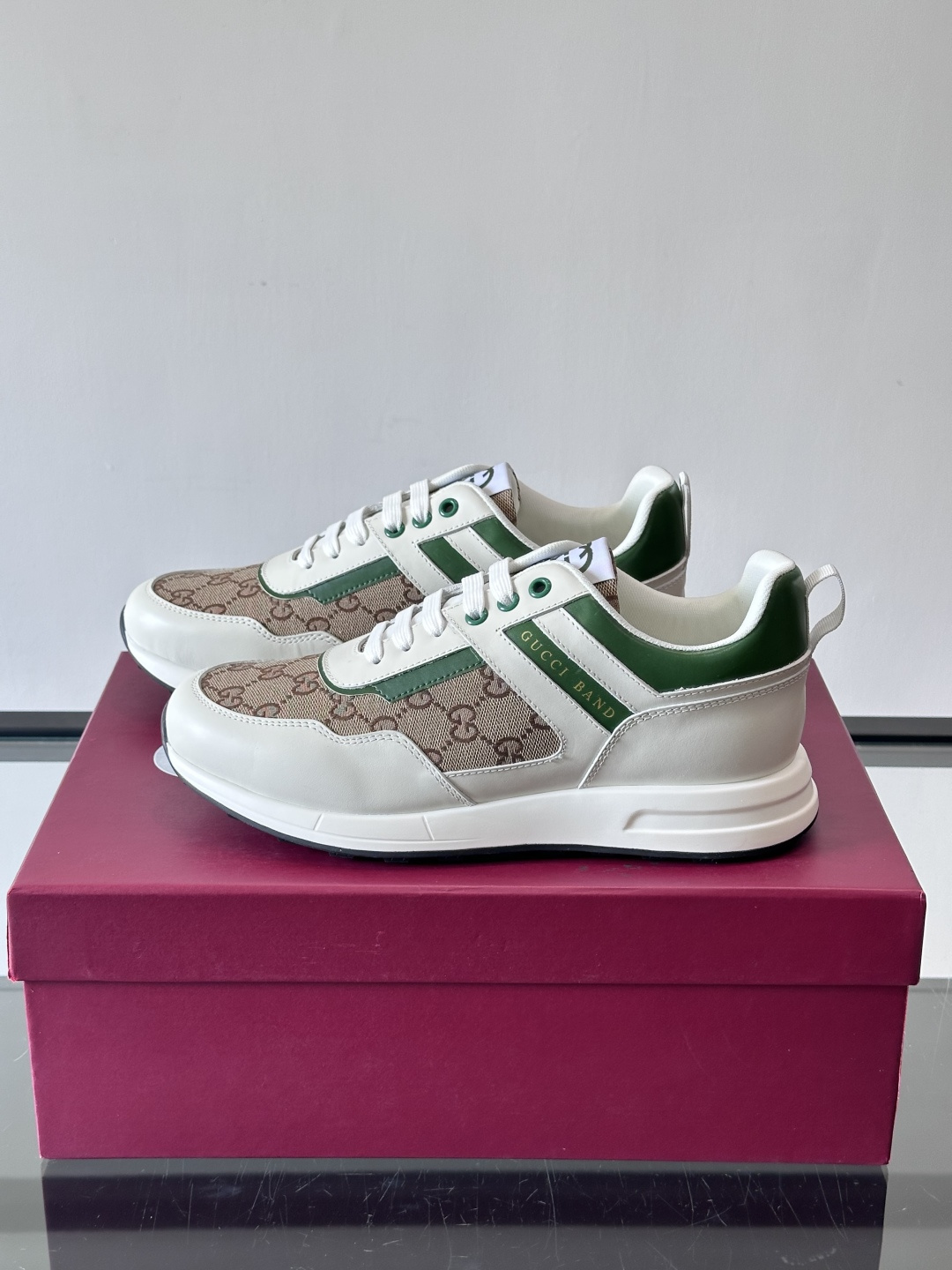 Gucci经典的老爹鞋，采用冲孔与皮革拼接设计，鞋身侧面有品牌标志性双G压印，搭配厚底设计，兼具舒适度与