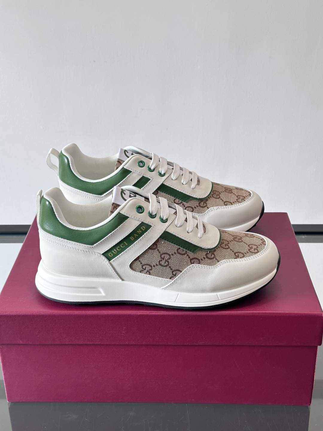 Gucci经典的老爹鞋，采用冲孔与皮革拼接设计，鞋身侧面有品牌标志性双G压印，搭配厚底设计，兼具舒适度与