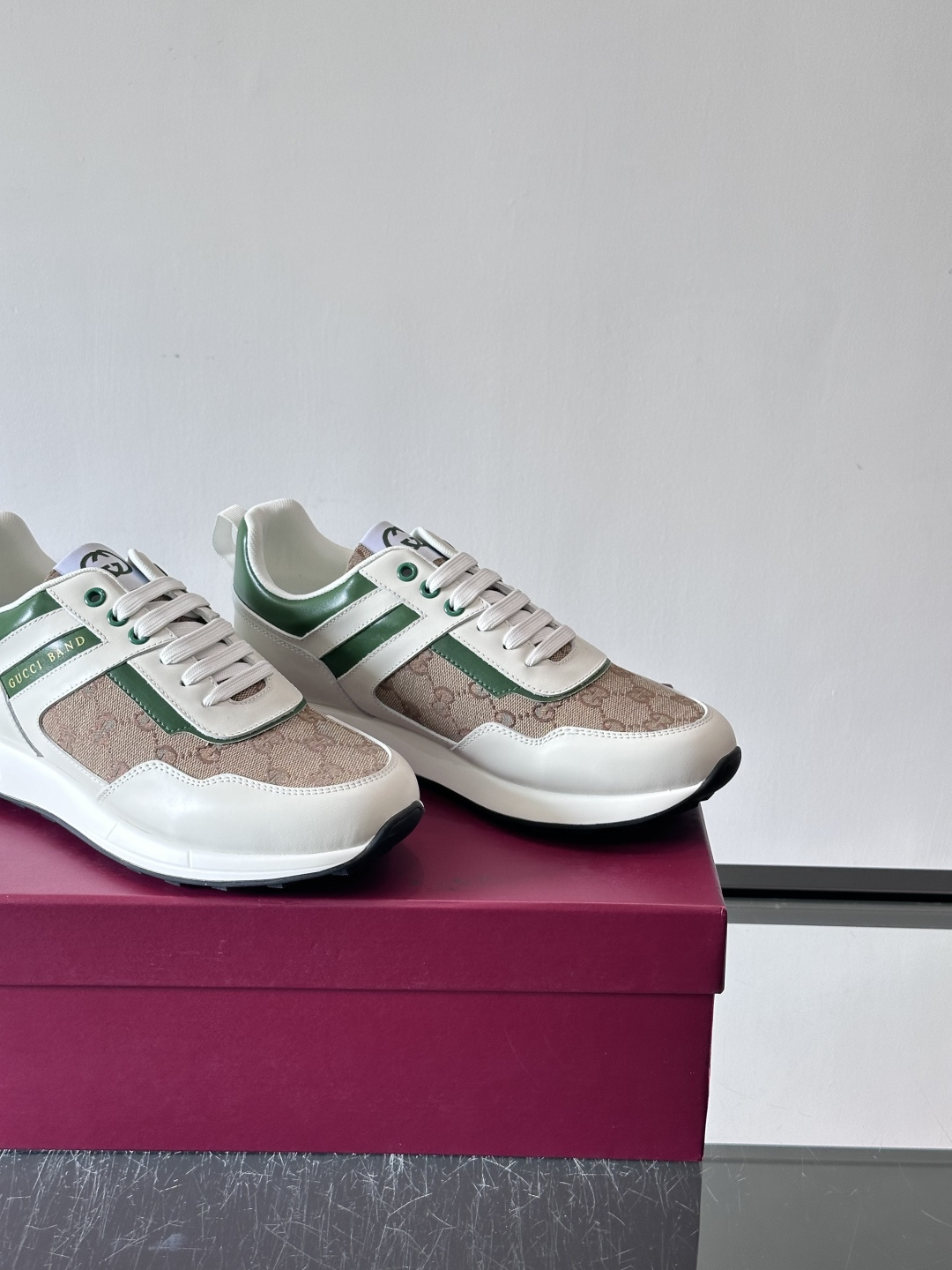 Gucci经典的老爹鞋，采用冲孔与皮革拼接设计，鞋身侧面有品牌标志性双G压印，搭配厚底设计，兼具舒适度与