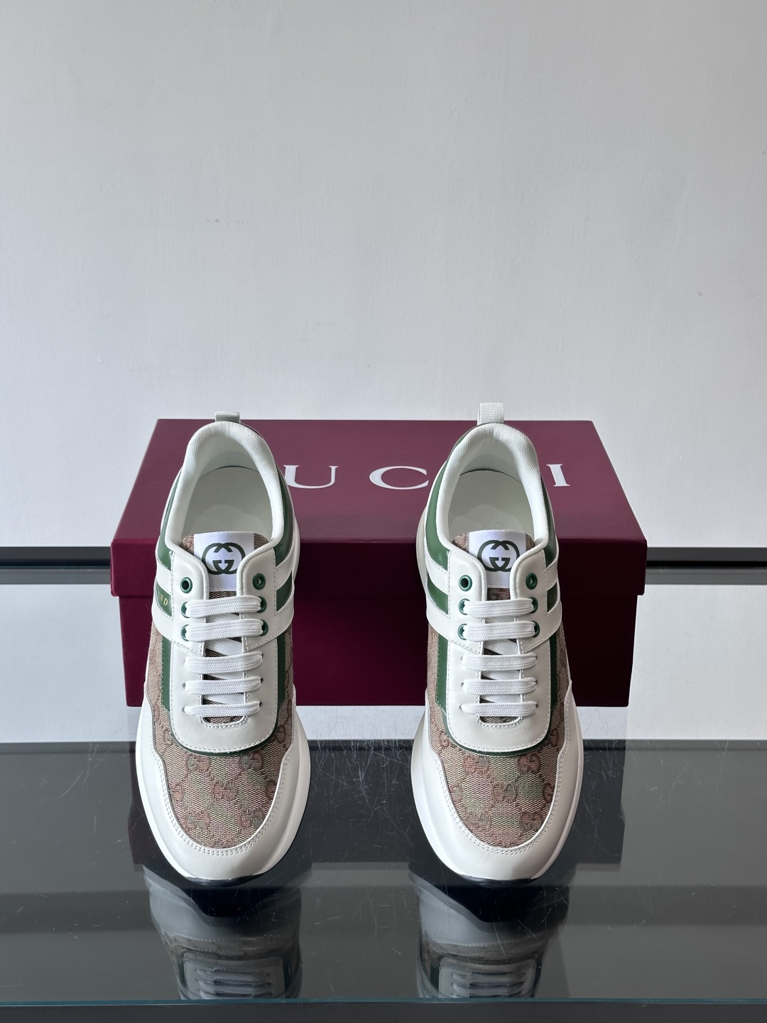 Gucci经典的老爹鞋，采用冲孔与皮革拼接设计，鞋身侧面有品牌标志性双G压印，搭配厚底设计，兼具舒适度与