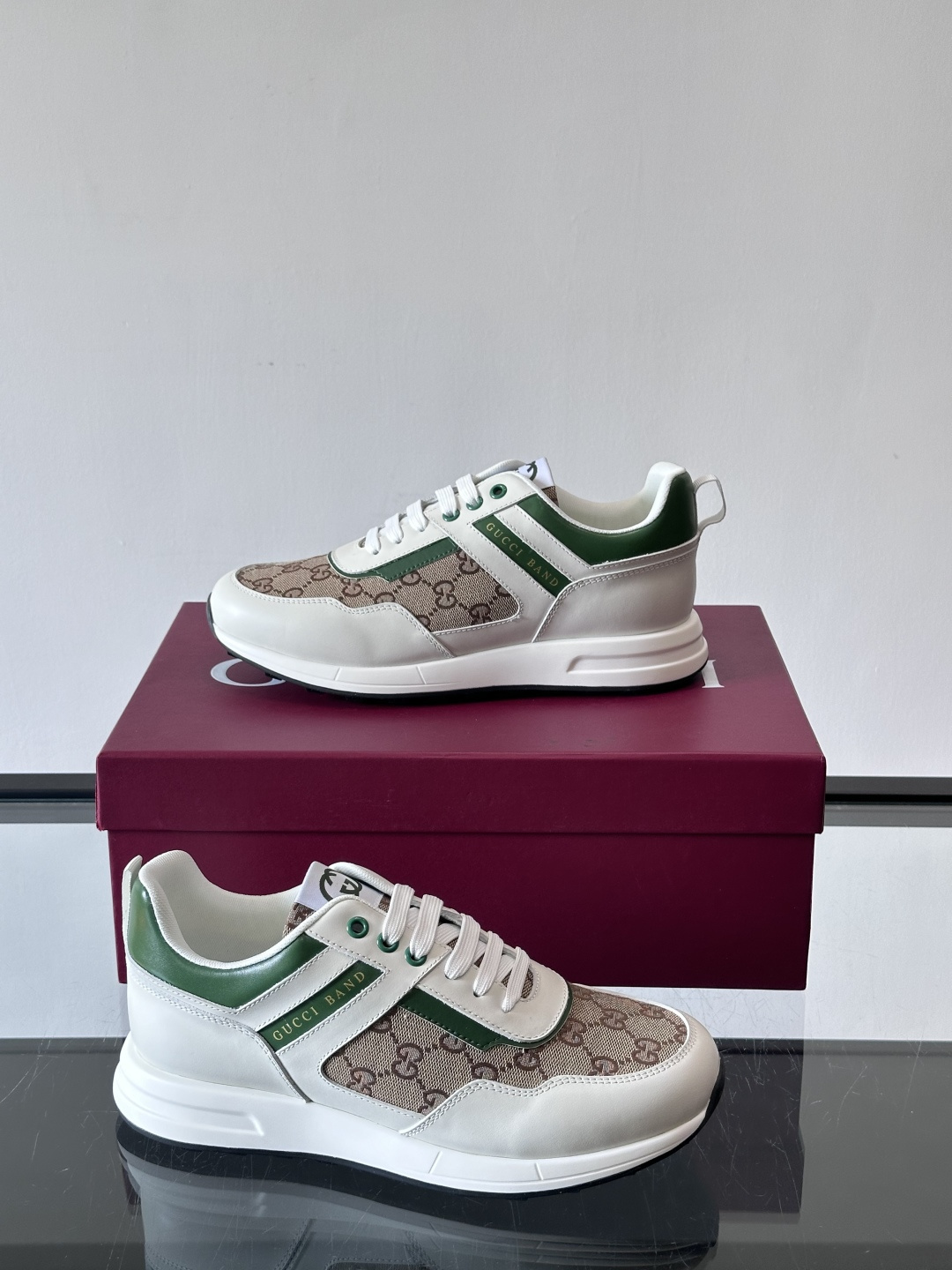 Gucci经典的老爹鞋，采用冲孔与皮革拼接设计，鞋身侧面有品牌标志性双G压印，搭配厚底设计，兼具舒适度与