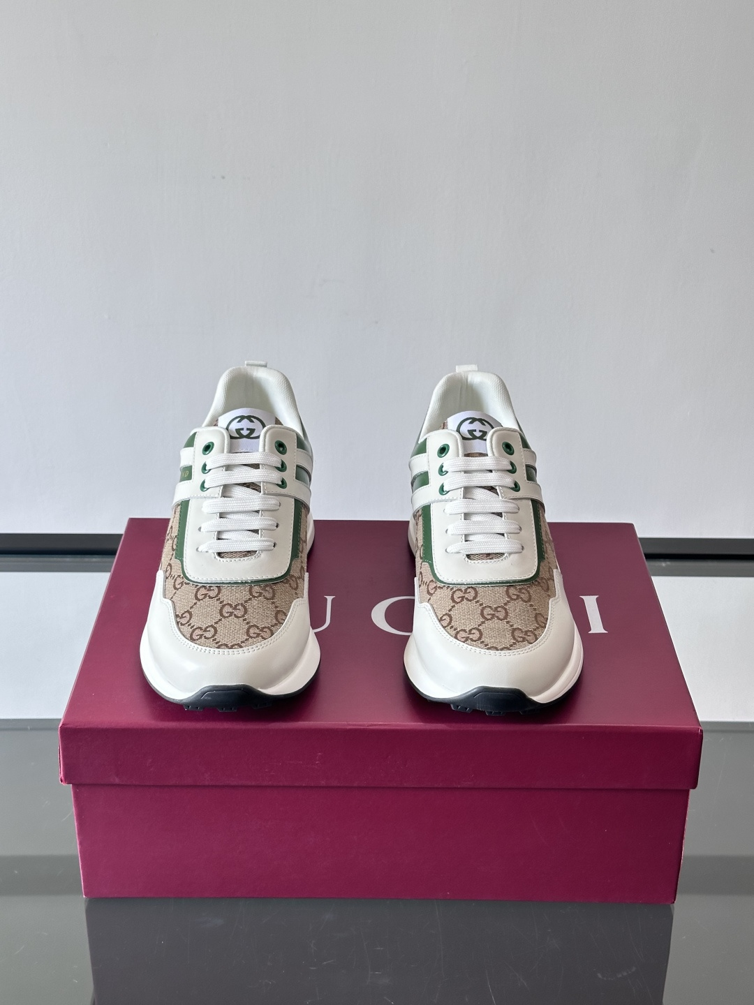 Gucci经典的老爹鞋，采用冲孔与皮革拼接设计，鞋身侧面有品牌标志性双G压印，搭配厚底设计，兼具舒适度与