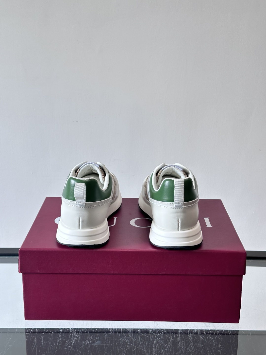 Gucci经典的老爹鞋，采用冲孔与皮革拼接设计，鞋身侧面有品牌标志性双G压印，搭配厚底设计，兼具舒适度与