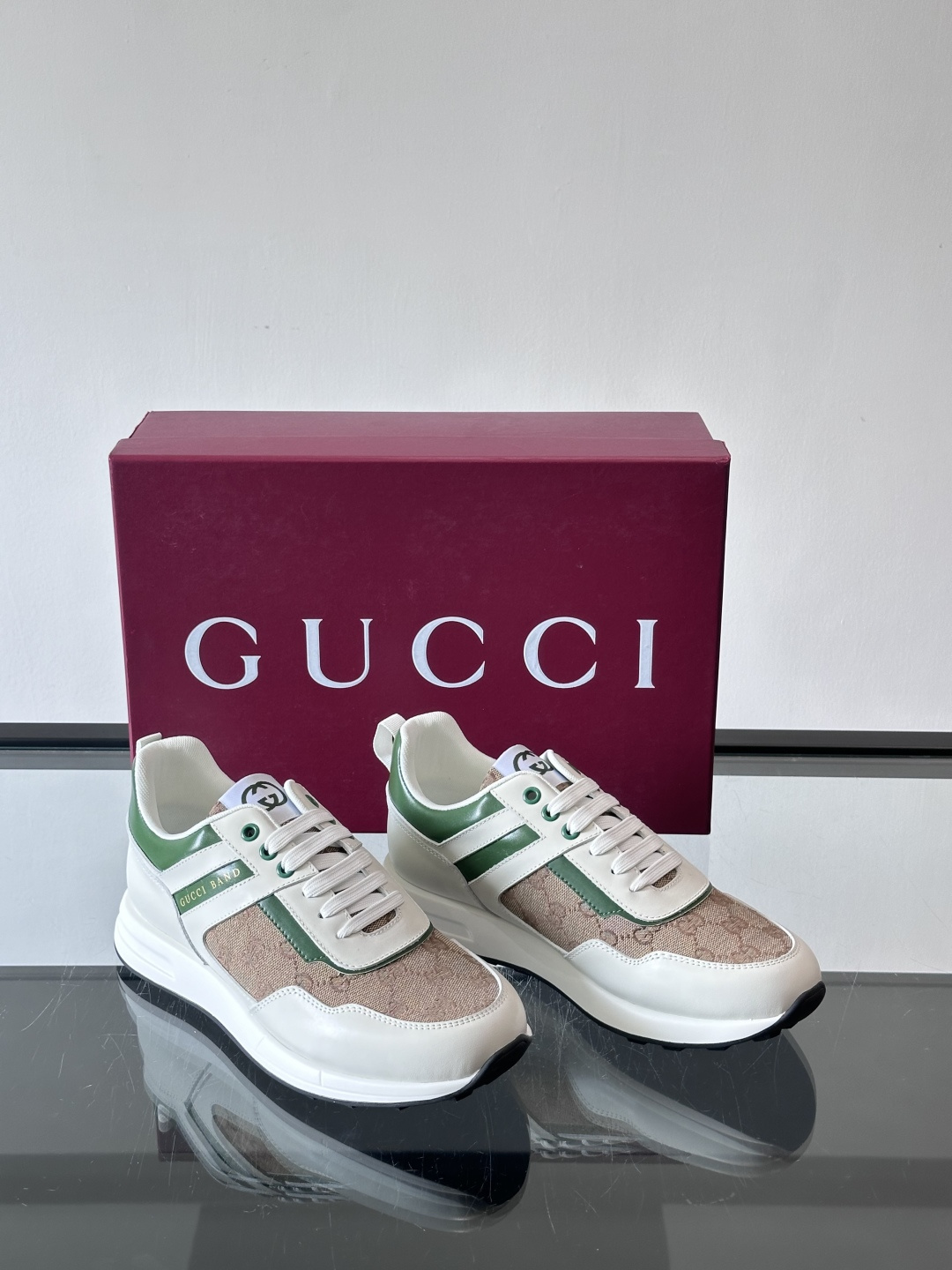 Gucci经典的老爹鞋，采用冲孔与皮革拼接设计，鞋身侧面有品牌标志性双G压印，搭配厚底设计，兼具舒适度与