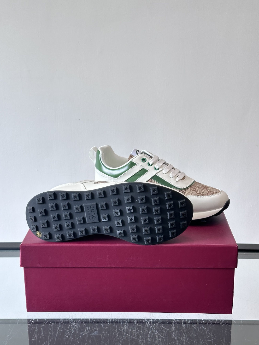 Gucci经典的老爹鞋，采用冲孔与皮革拼接设计，鞋身侧面有品牌标志性双G压印，搭配厚底设计，兼具舒适度与