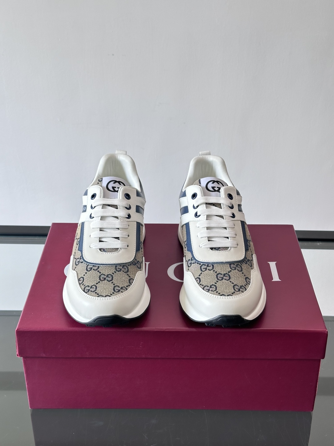 Gucci经典的老爹鞋，采用冲孔与皮革拼接设计，鞋身侧面有品牌标志性双G压印，搭配厚底设计，兼具舒适度与