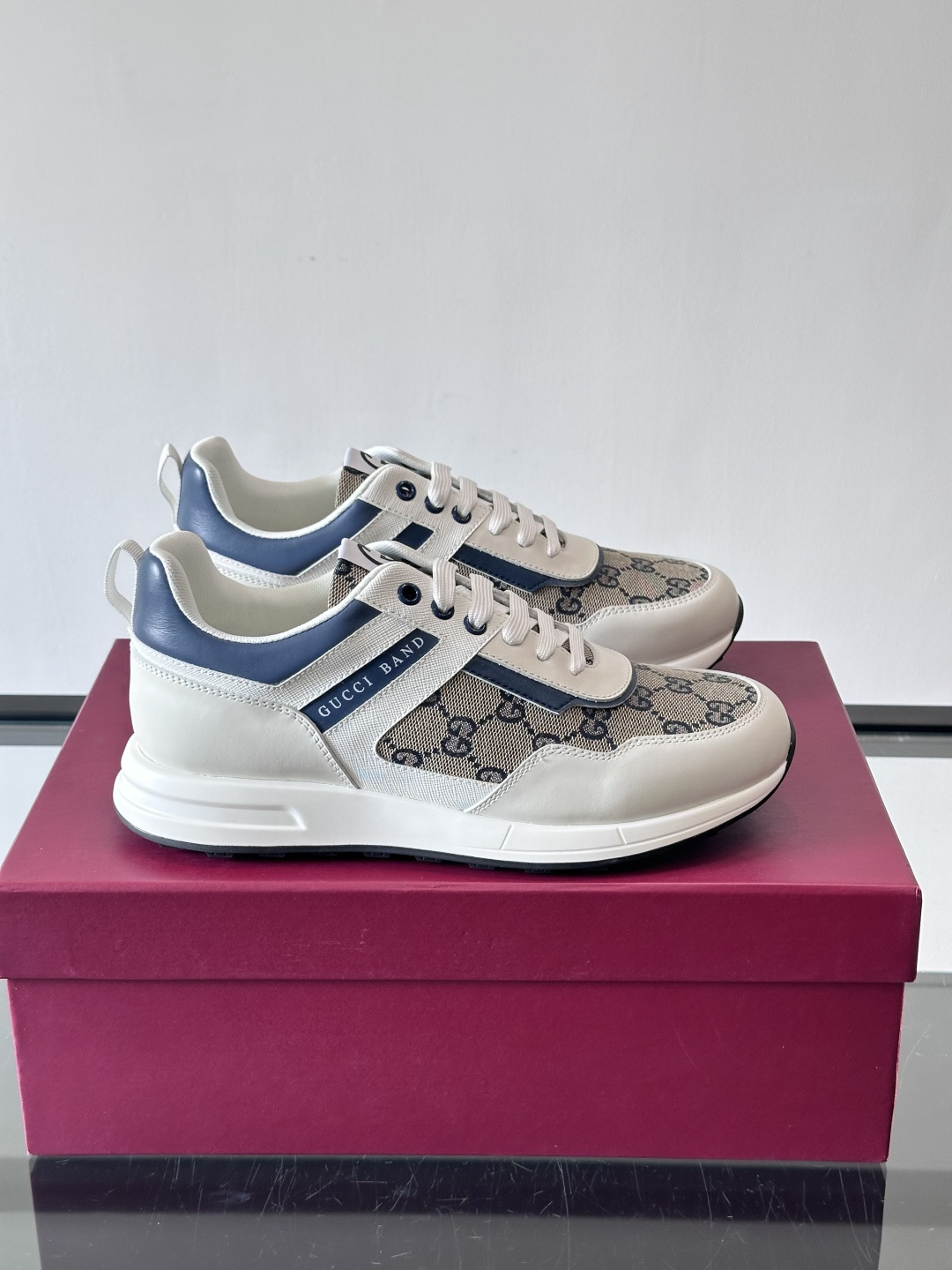 Gucci经典的老爹鞋，采用冲孔与皮革拼接设计，鞋身侧面有品牌标志性双G压印，搭配厚底设计，兼具舒适度与