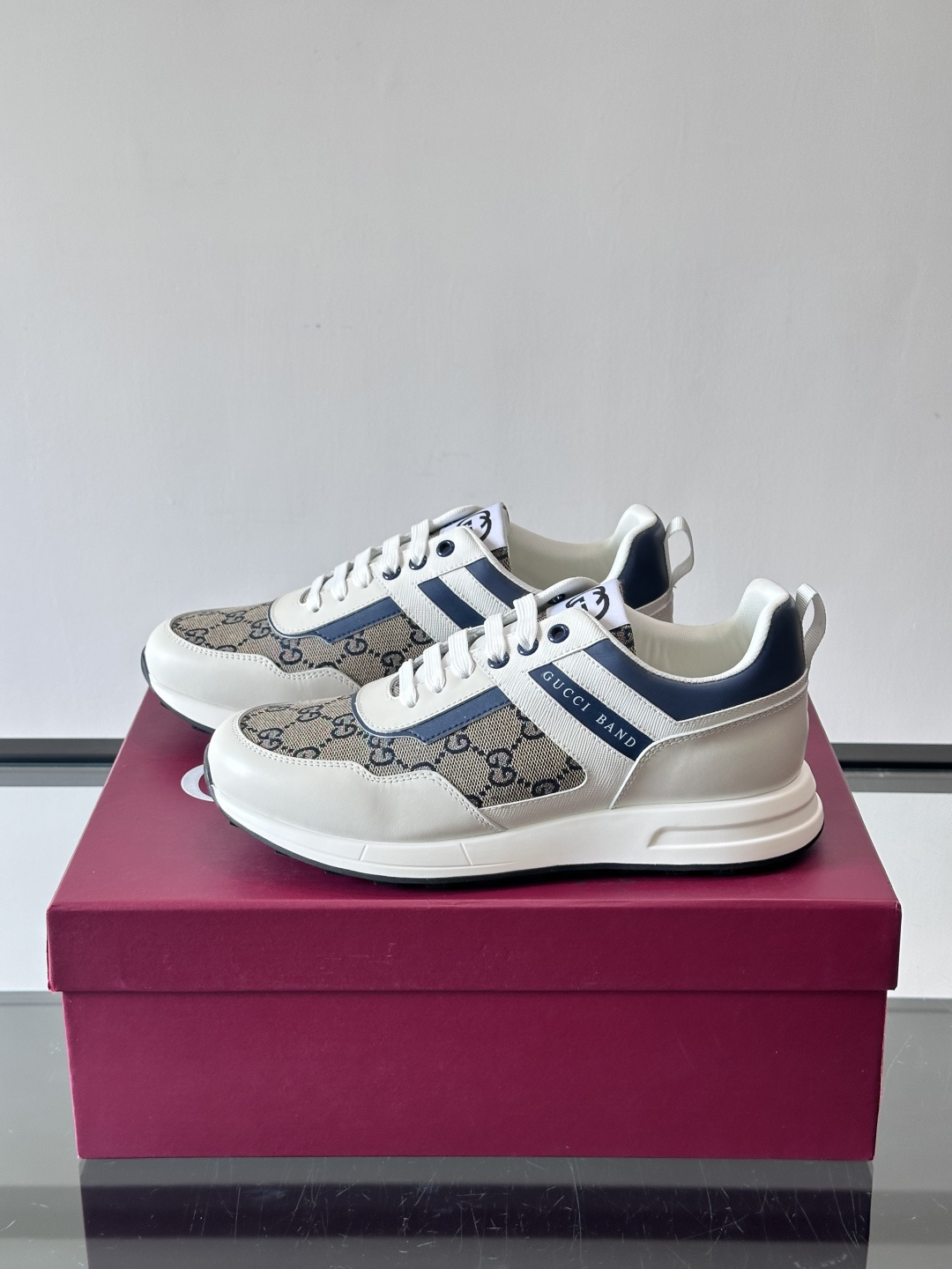 Gucci经典的老爹鞋，采用冲孔与皮革拼接设计，鞋身侧面有品牌标志性双G压印，搭配厚底设计，兼具舒适度与