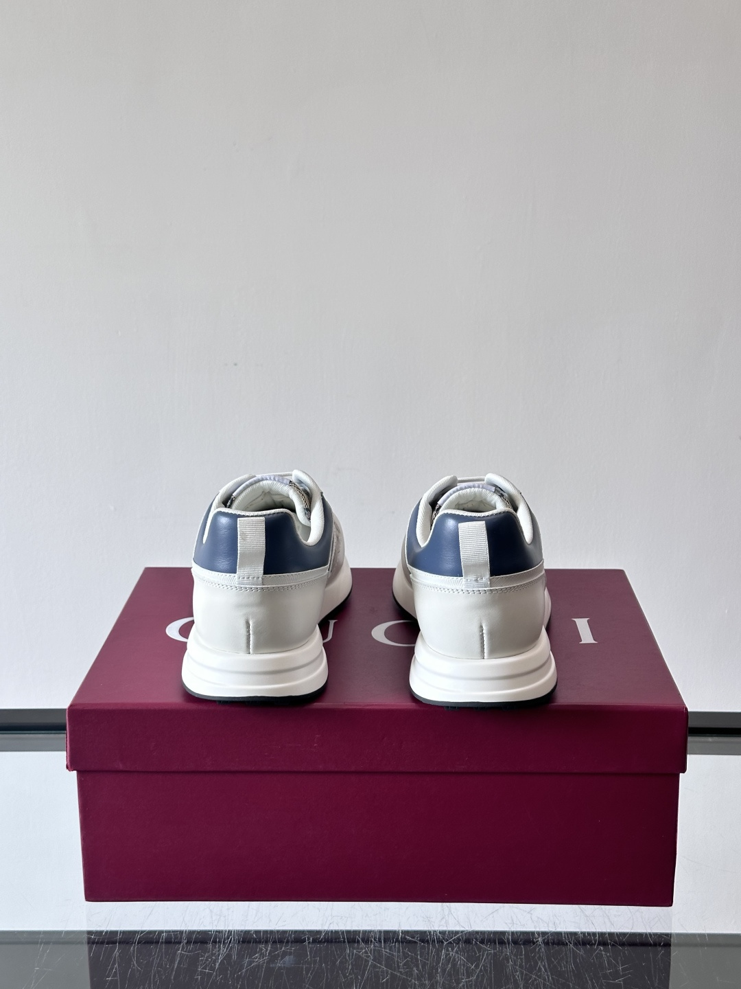 Gucci经典的老爹鞋，采用冲孔与皮革拼接设计，鞋身侧面有品牌标志性双G压印，搭配厚底设计，兼具舒适度与