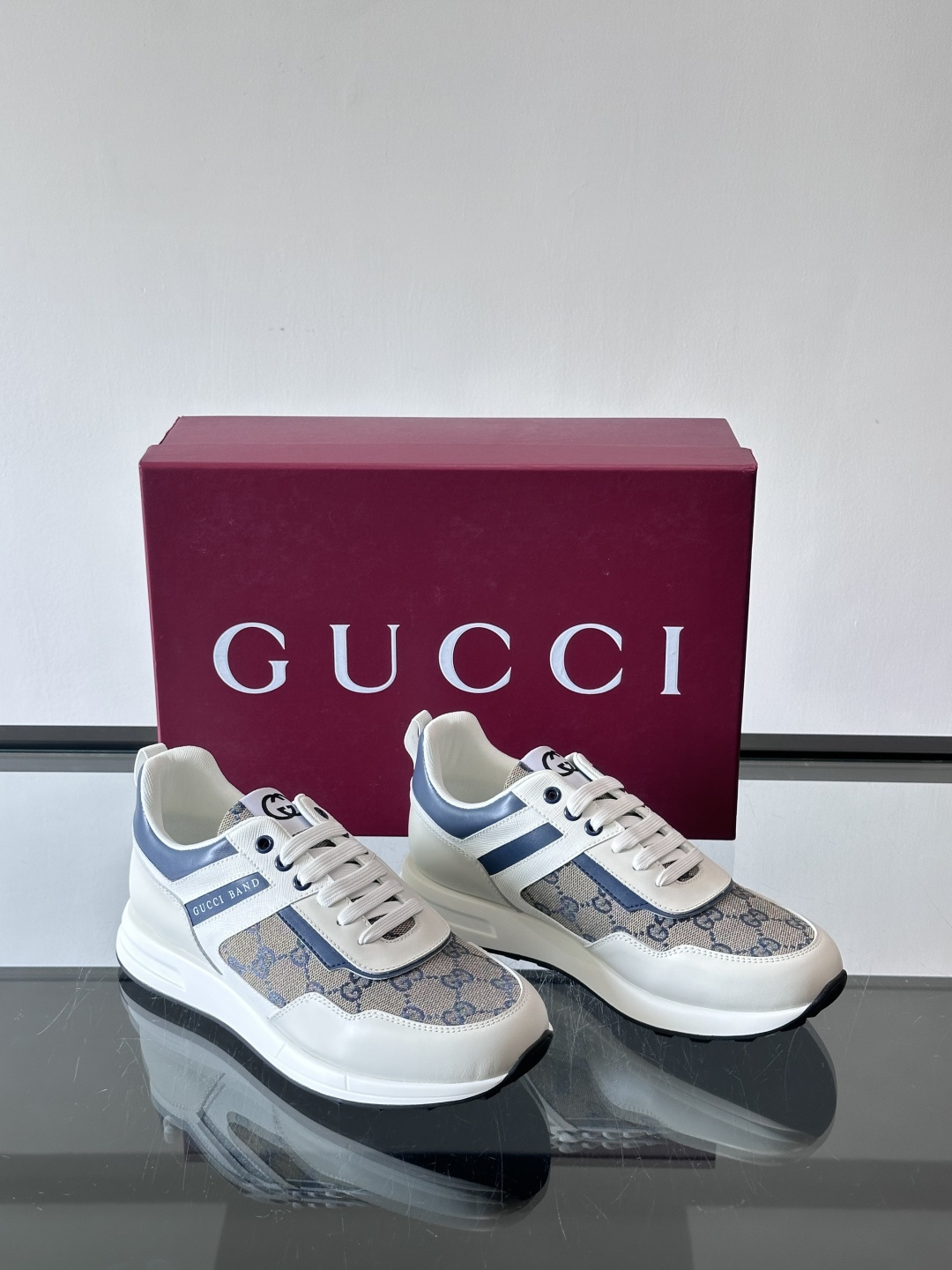 Gucci经典的老爹鞋，采用冲孔与皮革拼接设计，鞋身侧面有品牌标志性双G压印，搭配厚底设计，兼具舒适度与