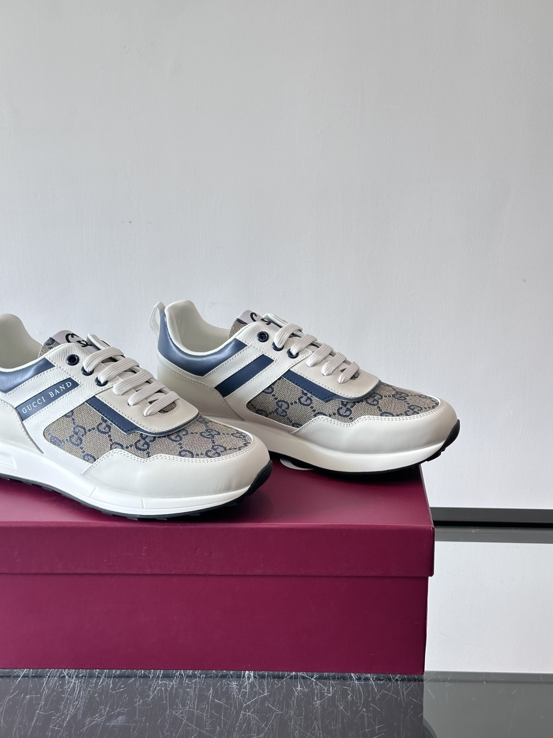 Gucci经典的老爹鞋，采用冲孔与皮革拼接设计，鞋身侧面有品牌标志性双G压印，搭配厚底设计，兼具舒适度与