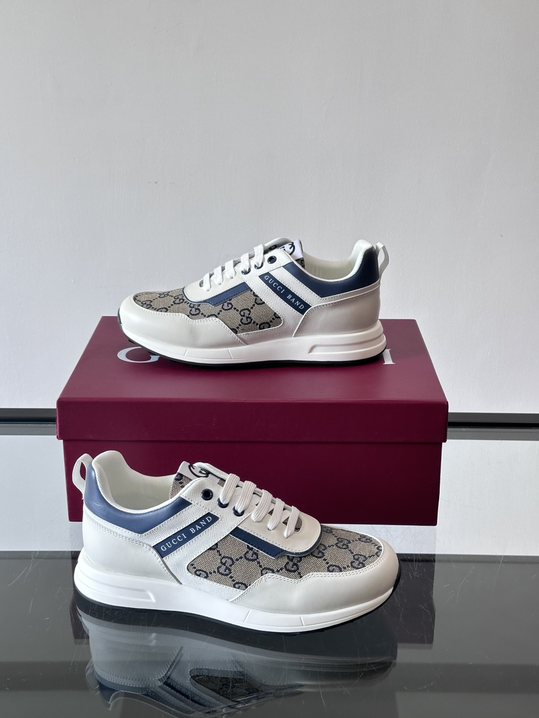 Gucci经典的老爹鞋，采用冲孔与皮革拼接设计，鞋身侧面有品牌标志性双G压印，搭配厚底设计，兼具舒适度与